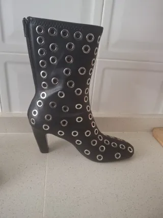 Botín negro piel tachas sin estrenar