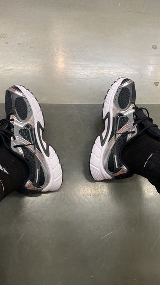 Zapatillas Nike Negras y Plateadas