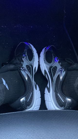 Zapatillas Nike Negras y Plateadas