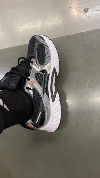 Zapatillas Nike Negras y Plateadas