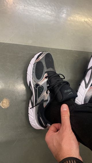 Zapatillas Nike Negras y Plateadas