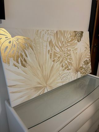 Cómoda blanca con tapa de cristal, mesitas y cuadr