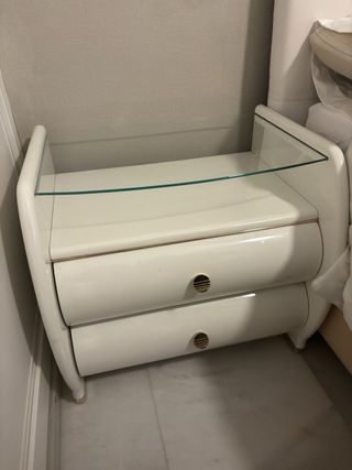 Cómoda blanca con tapa de cristal, mesitas y cuadr