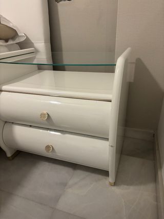 Cómoda blanca con tapa de cristal, mesitas y cuadr