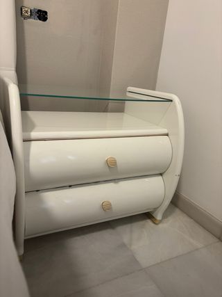 Cómoda blanca con tapa de cristal, mesitas y cuadr