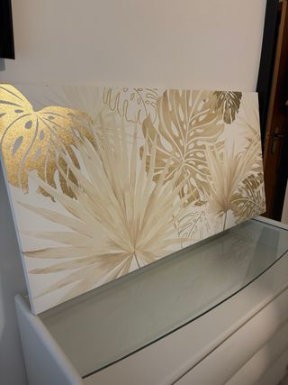 Cómoda blanca con tapa de cristal, mesitas y cuadr