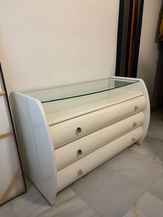 Cómoda blanca con tapa de cristal, mesitas y cuadr