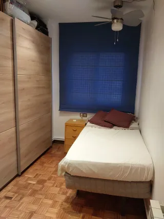 Alquilo habitación con cuarto de baño completo.