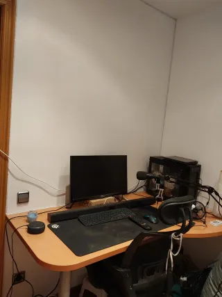 Alquilo habitación con cuarto de baño completo.