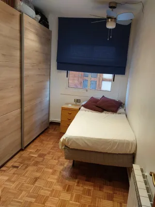 Alquilo habitación con cuarto de baño completo.