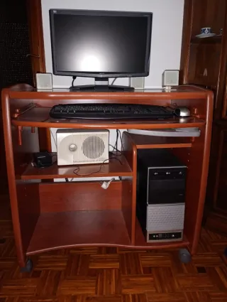 Mesa de ordenador de madera