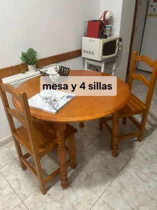 Mesa redonda de madera con 4 sillas