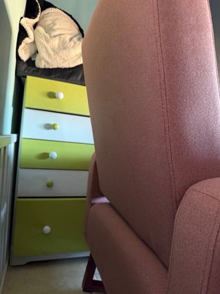 urge vender Sillón mecedora rosa. poco uso