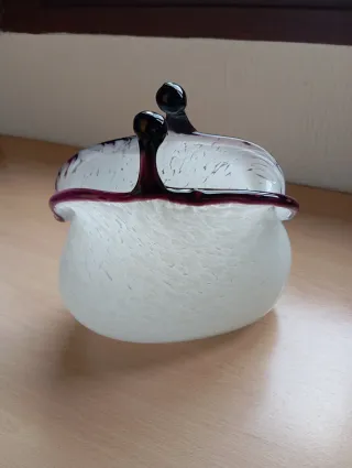 Centro de mesa de cristal morado y blanco