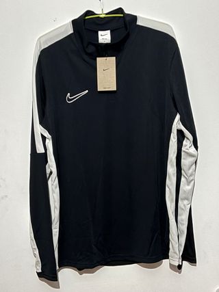 Sudadera Nike con cremallera y detalles