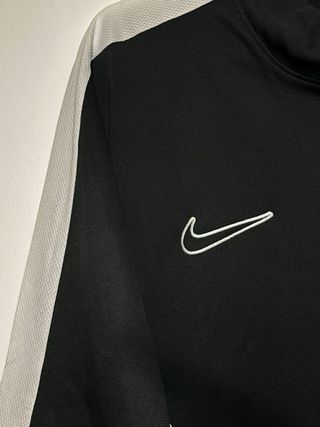 Sudadera Nike con cremallera y detalles