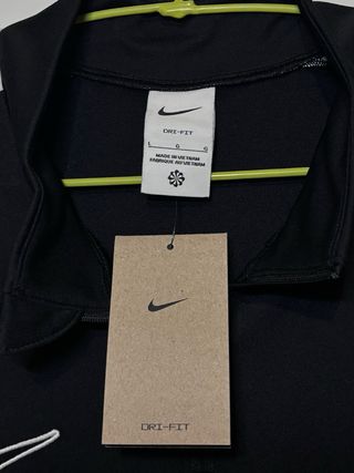 Sudadera Nike con cremallera y detalles