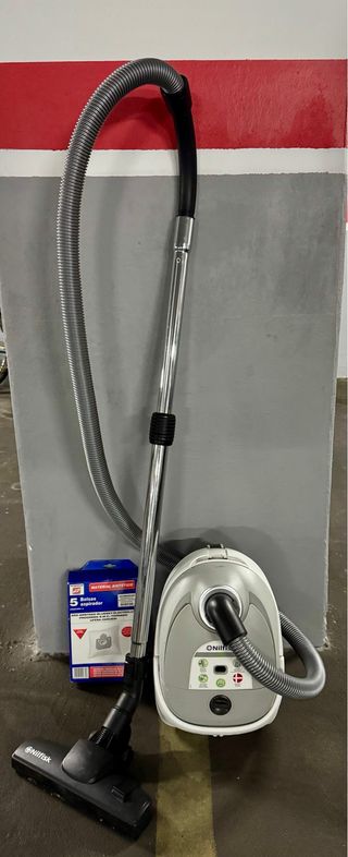 Aspiradora Nilfisk con bolsa y accesorio