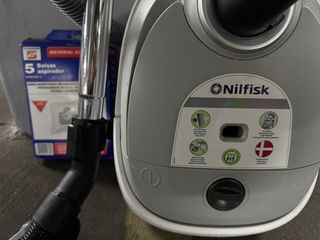 Aspiradora Nilfisk con bolsa y accesorio
