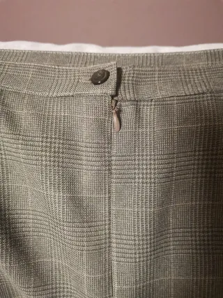 Falda de cuadros verde y marrón, con bolsillos.