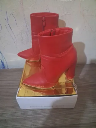 Stivaletti rossi tacco alto
