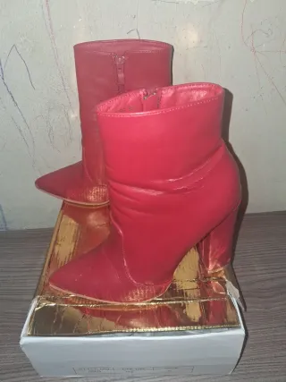 Stivaletti rossi tacco alto