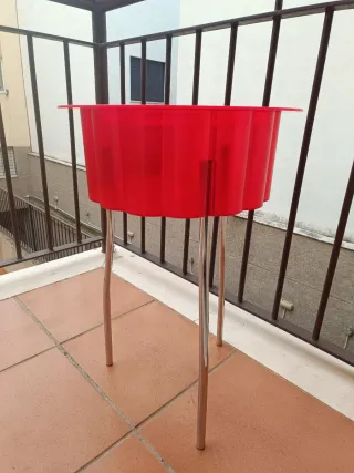 Mesita auxiliar roja y plateada