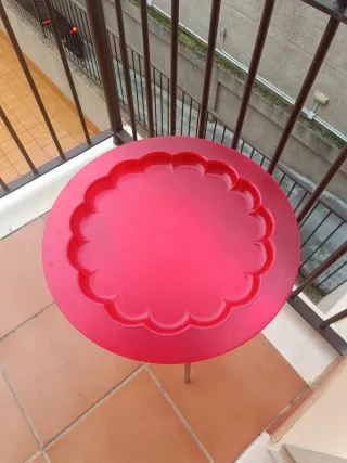 Mesita auxiliar roja y plateada