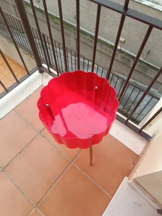 Mesita auxiliar roja y plateada