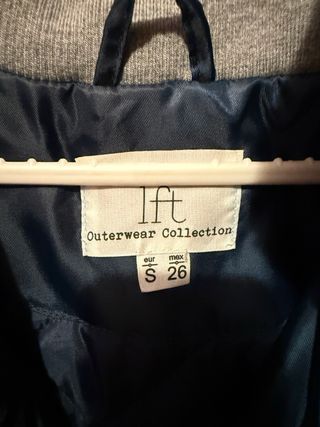 Abrigo azul marino con capucha