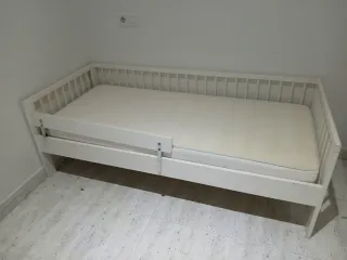 Cama infantil blanca con barrera
