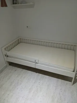 Cama infantil blanca con barrera