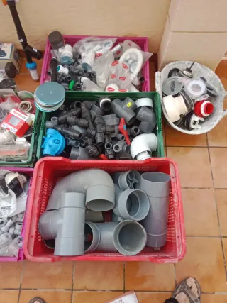 Lote fontanería: codos, tubos y accesorios