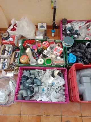 Lote fontanería: codos, tubos y accesorios