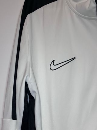 Chaqueta deportiva Nike blanca y negra