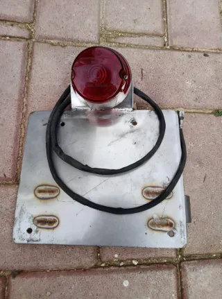 Soporte matrícula moto con luz roja