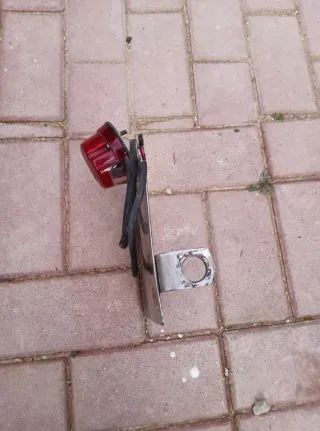 Soporte matrícula moto con luz roja