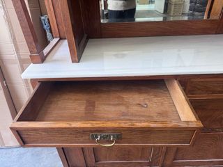 Alacena modernista de madera y mármol