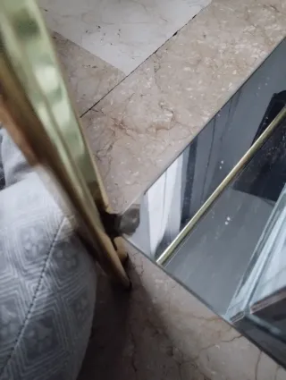 Mesa centro cristal y metal dorado