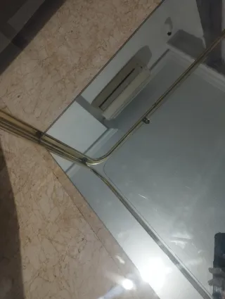 Mesa centro cristal y metal dorado