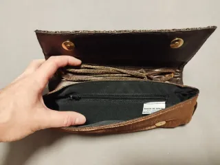 Bolso de mano marrón y dorado