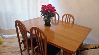 Mesa de comedor de madera
