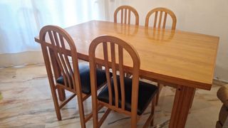 Mesa de comedor de madera