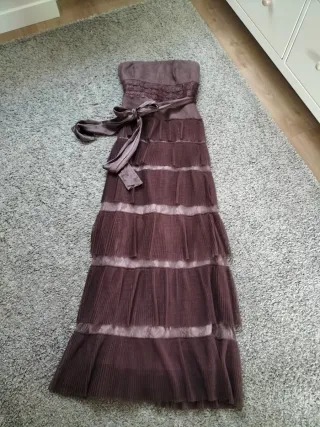 Vestido largo marrón con volantes