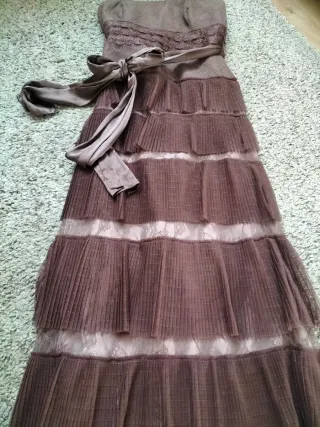 Vestido largo marrón con volantes