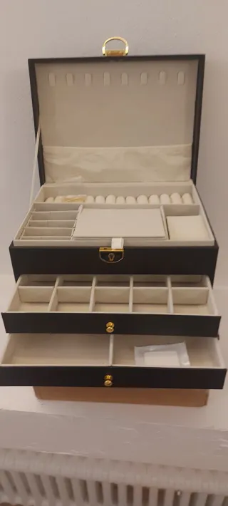 Portagioie grande nero con dettagli oro