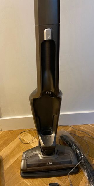 Aspiradora Escoba AEG. No envío