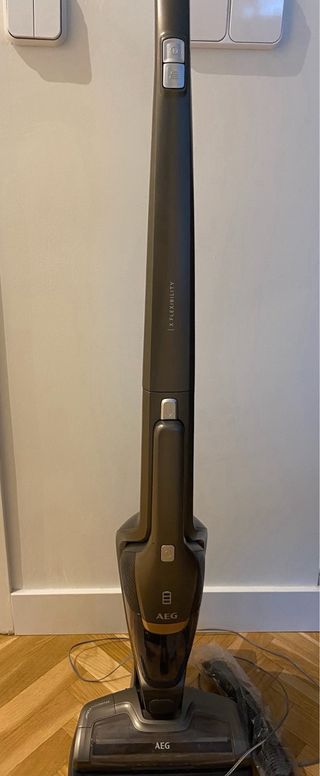 Aspiradora Escoba AEG. No envío