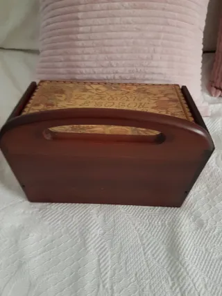 Costurero de madera con diseño floral