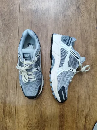Nike Vomero 5 Gris y Blanco